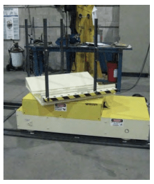 Chariot à bobines COLT avec table rotative à 180° pour le chargement dans des espaces restreints avec un chariot élévateur à fourche