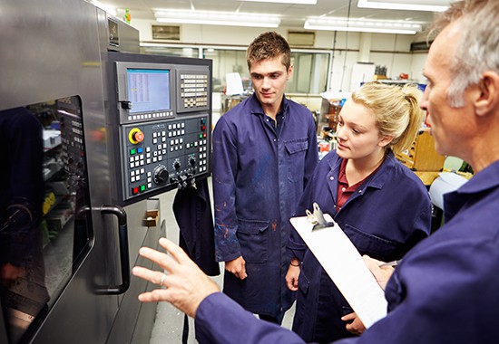 Employé dispensant une formation technique