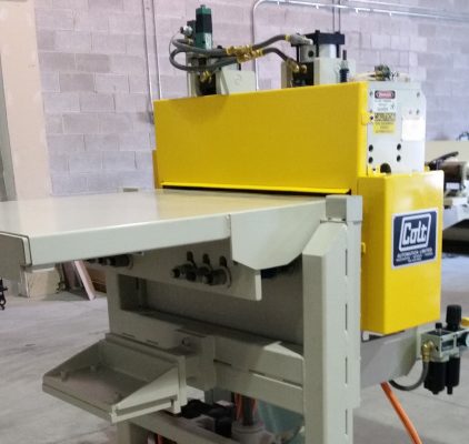 Alimentador Colt Automation que se conecta a una línea de prensado de piezas de acero para automóviles. Telescópico manual.